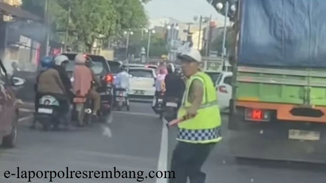 Aksi Inspiratif Tukang Parkir Buka Jalan Ambulans Terjebak Macet